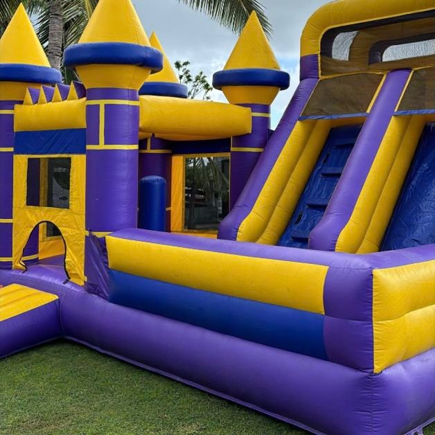 Château gonflable jaune et violet présenté par Festi’Location